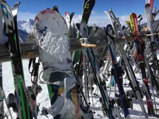 stativ med masser af ski og snowboard