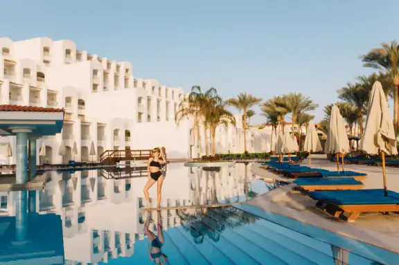 Hvid hotel i Egypten på en billig afbudsrejse